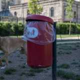 Sono per� presenti appositi cestini per le deiezioni canine